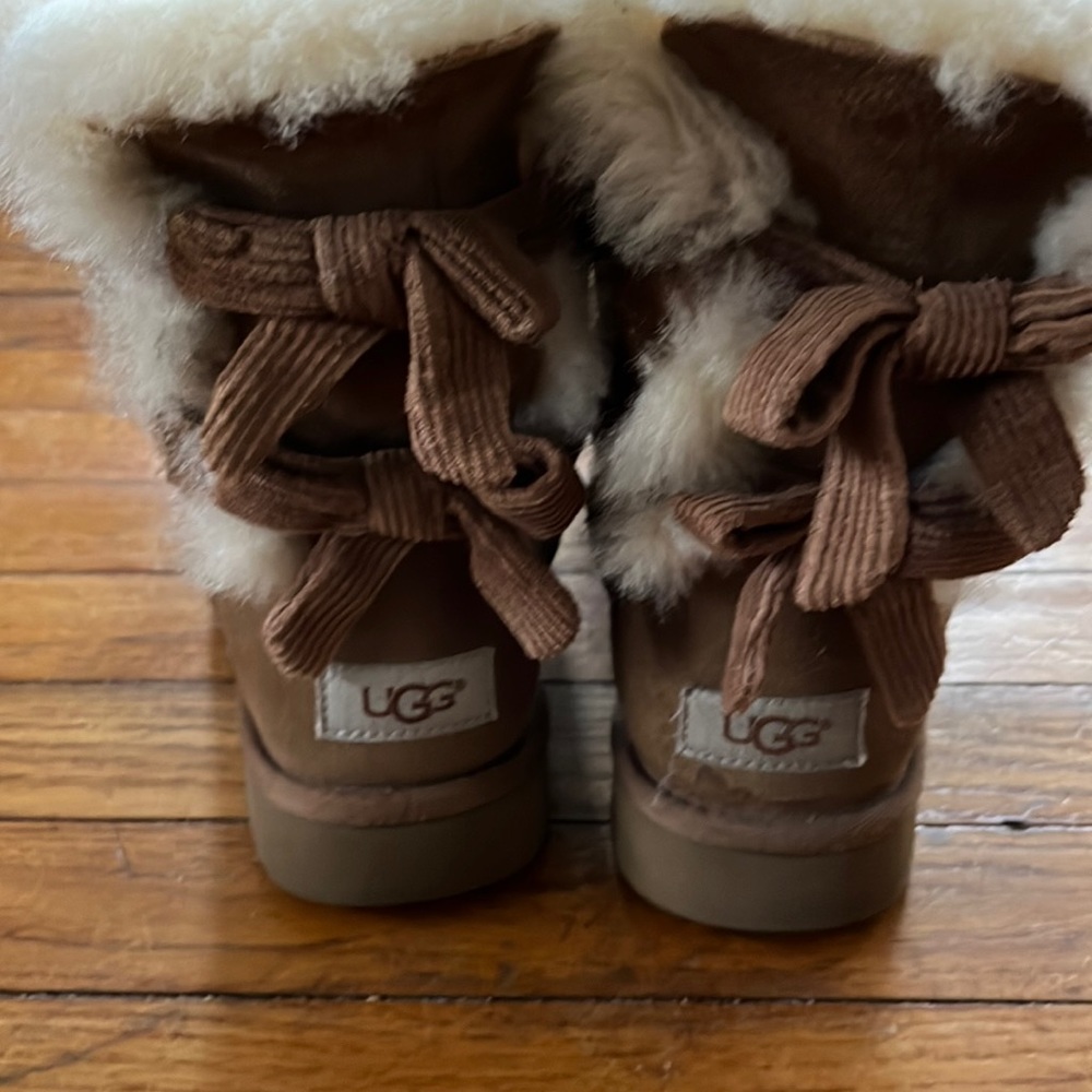 Women’s size 6 cortorouy bow tie Uggs